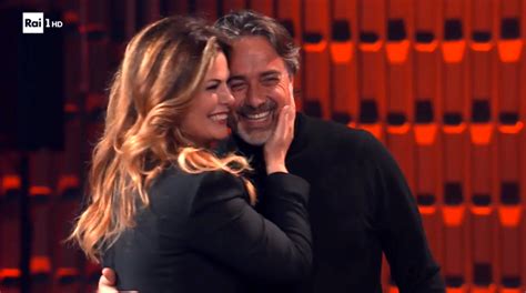 La sua storia con vanessa incontrada è finita. Vanessa Incontrada chiama il compagno sul palco di Rai Uno ...