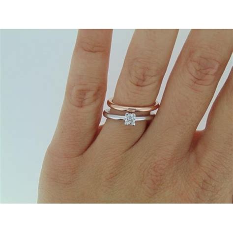 Tutte le fedi in oro bianco che si possono acquistare su gioielloro sono consegnati in scatola da gioielleria e corredati del certificato di garanzia e autenticità rilasciato dal produttore. Anello oro bianco 750%° con brillante ct 0.22 + Fede oro ...