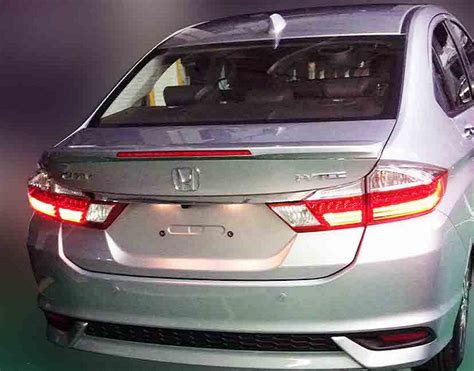 So, while the honda city loses out on the previous base variant. 2017 Honda City facelift spied ahead of unveil - Autodevot