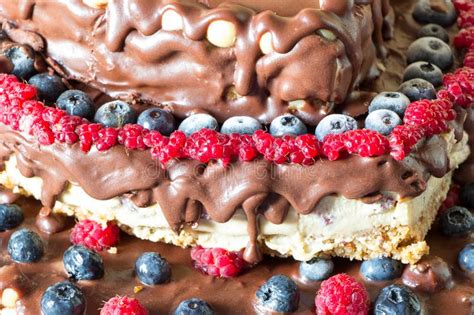Jetzt ausprobieren mit ♥ chefkoch.de ♥. Scheibe Des Kuchens Mit Schokolade, Schlagsahne Und Frucht ...