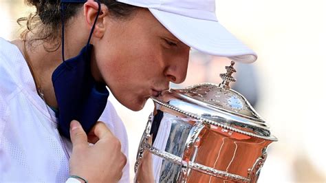 Den exakta platsen där franska öppna spelas är stade roland garros utanför paris. Jätteskrällen fullbordad i Franska öppna - oseedade Iga ...