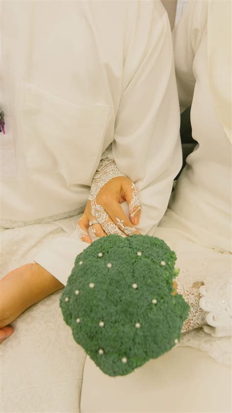 Aplikasi ini menyajikan berbagai macam bunga tangan pengantin yang dicari oleh banyak orang. Sempoi Habis Pasangan Ini, Guna Brokoli Jadi Bunga Tangan