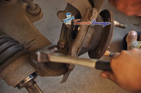 Ketika ball joint sudah rusak, mobil di spooring balancing akan percuma, karena tetap tidak sempurna. tacra's diy garage: Knuckle Wira / Mitsu