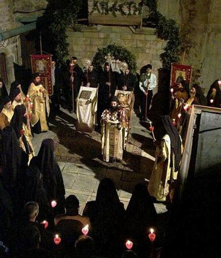 În anul 1710 doi călugări sihaştri vin şi ridică aici cu binecuvântarea episcopului damaschin al râmnicului o bisericuţă din lemn cu hramul ,,naşterea sf. Avatonul. De ce nu au voie femeile in Sfantul Munte Athos?