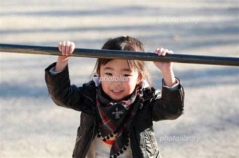 鉄棒にチャレンジする女の子 写真素材 [ 3718629 ] - フォトライブラリー photolibrary
