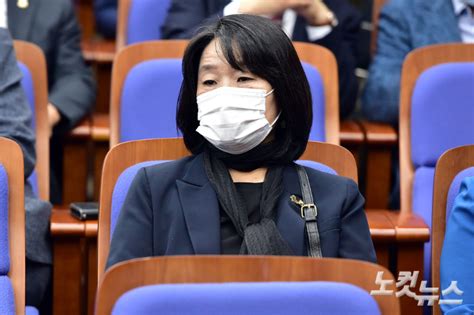 윤미향은 안끼는 데가 없네 진짜로 자식 보기에 안부끄럽냐. 윤미향 재판, 또 공전..'안성 쉼터' 감정가 설왕설래