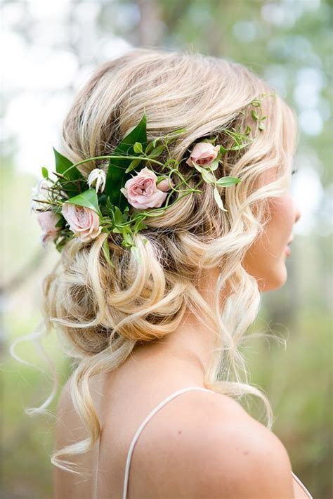 Pearls, flowers and rhinestones are all acceptable for wedding guest hair, and they will. 26 Modern Curly Hairstyles That Will Slay on Your Wedding ...