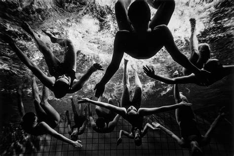 Dopo un periodo di assenza dal canale eccomi ritornata con la promessa che cercherò di essere più presente. Tomasz Gudzowaty: Synchronized Swimming | MONOVISIONS