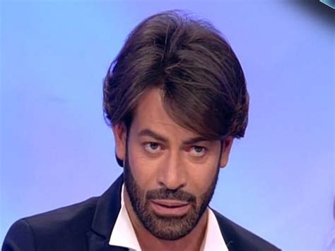 Gianni sperti è uno degli opinionisti più amati di uomini e donne e, nonostante faccia parte di uno dei programmi dedicati all'amore più famosi del piccolo schermo, sulla sua vita privata degli ultimi anni non si conosce molto, anzi poco e niente. Gianni Sperti assente a Uomini e Donne: ecco perché non c'è