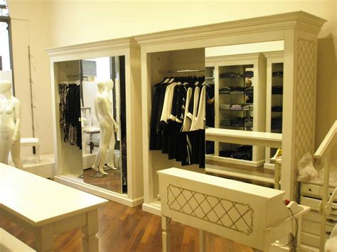Vantiamo molti anni di esperienza nell' arredo negozi di abbigliamento, con numerosi progetti realizzati e clienti soddisfatti. Arredamento per negozio di abbigliamento. | Fadini Mobili ...