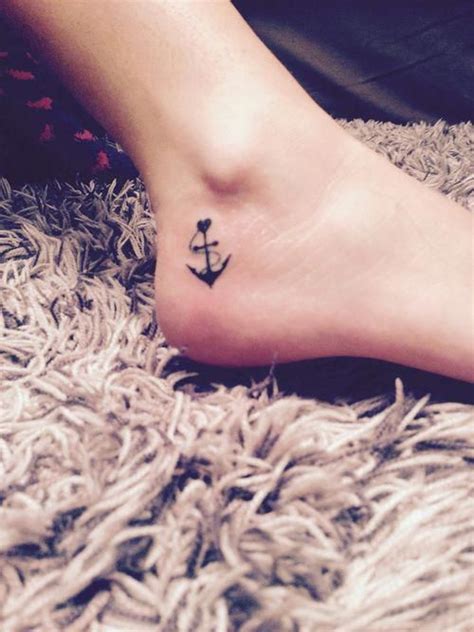 The anchor tattoos can be worn by both men and women and they look quite chic and classy on women. #anchor #ankle #tattoo #girly #tattoos #bestgirltattoos ...