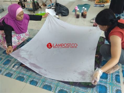 Jadi kain batik adalah kain yang memiliki ragam hias atau corak yang dibuat dengan canting dan cap dengan menggunakan malam sebagai bahan perintang warna. Mewarnai Kain Dengan Naptol / Contoh Gambar Cara Mewarnai ...