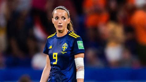 Die mittelfeldspielerin debütierte 2008 in der schwedischen nationalmannschaft Kosovare Asllani opererad - ska kunna spela EM-kval | SVT Sport
