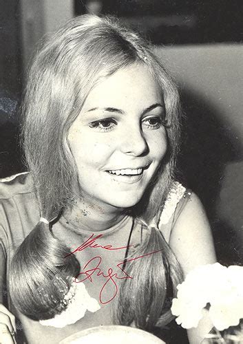After lucie bílá, she holds the most awards in the category of the golden nightingale singer, became the winner of nine golden nightingales continuously from 1977 until 1985. Hana Zagorová fotka