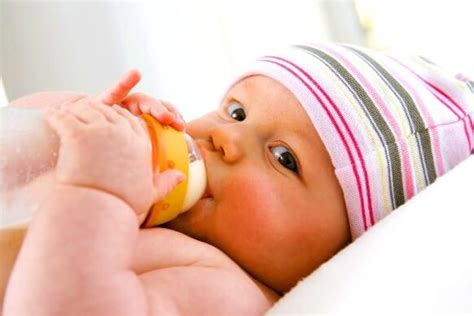 (bayi yang menyusu susu ibu kebiasaannya mengambil sukatan yang lebih kecil dengan lebih kerap. Susu Dutch Baby 0-6 bulan? Mak ayah wajib baca sebelum cuba!
