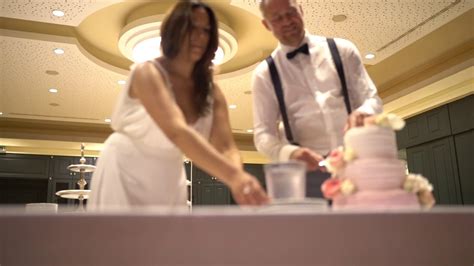 Hochzeitspaar herr & frau hochzeitstorte topper. Brautpaar schneidet Kuchen an - YouTube
