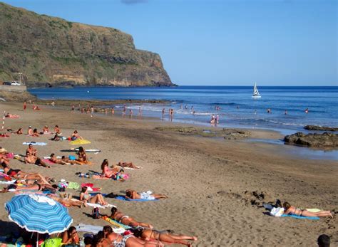 Auch europa hat mit den azoren wunderschöne inseln zu bieten, die für ihre. Azoren Strand mit 200 m Hoch Felsen als Rahm Foto & Bild ...