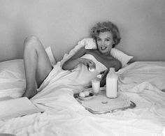 Empty medicine bottles were found next to her bed and the dosages. 1000+ images about Marilyn monroe on Pinterest | Marilyn ...