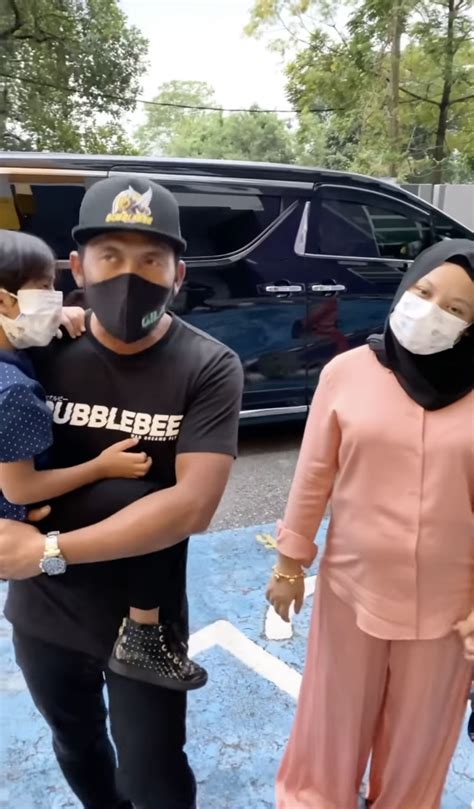 Meski menjadi istri abdi negara, wanita berusia 39 tahun itu tak lantas tinggi hati. Siti Sarah macam hamil? - Netizen - Kosmo Digital