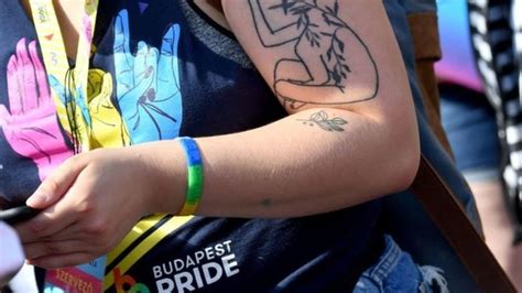 وتقول الحكومة اليمينية في المجر إن هذا القانون، وهو على غرار القانون المعمول به في روسيا، يهدف إلى حماية الأطفال من الدعاية المثلية، لكن جماعات حقوقية حذرت من أنه سيصعب. المجر تحظر تغيير نوع المتحولين جنسيا في الوثائق الرسمية