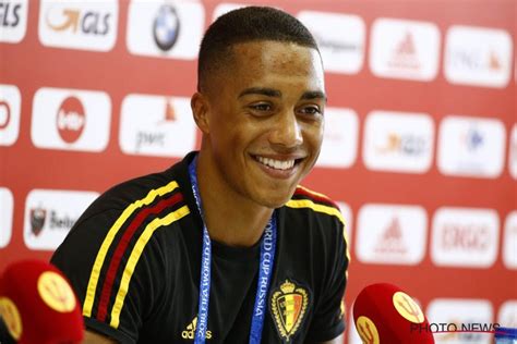 Following an impressive loan spell at king power stadium in 2018/19, midfielder youri tielemans. Youri Tielemans geniet van zijn eerste WK - Voetbalnieuws ...