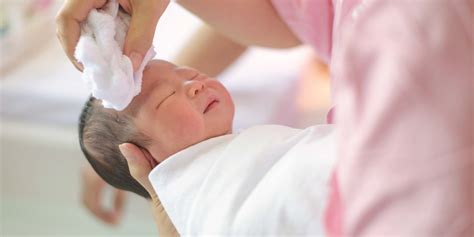 Bila ada salah satu keluarga yang mempunyai anak kembar, terdapat kemungkinan keturunannya juga bisa mempunyai anak kembar. Cara merawat bayi baru lahir yang Mom wajib tahu!