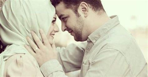 Setelah sampai di bawah, haris sekeluarga melihat pak arso yang tak hanya itu, tangan lelaki itu yang sebelumnya tergeletak kini memegang pinggang nia. Tak Perlu Kaya, Ini 9 Cara Menjadi Lelaki Romantik - Kashoorga
