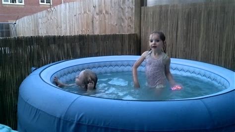 25m bazén, 5 plaveckých drah, 1,2 m hluboký víceúčelový bazén s teplotou vody 30 °c, vířivka, chrliče, divoká řeka, dětské brouzdaliště, 42 m dlouhý tobogán. Nika a Rosie v bazenu - YouTube