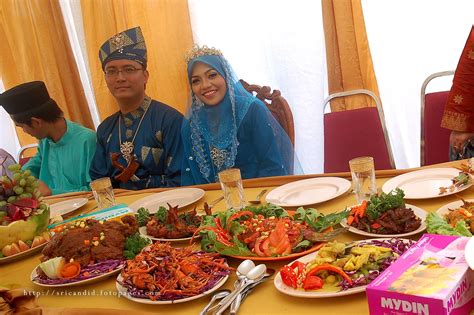 Information and translations of pengantin in the most comprehensive dictionary definitions resource on the web. pengantin bersama lauk pengantin | Juanita Jaafar | Flickr