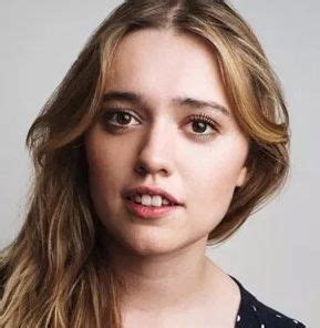 Aimee lou wood is a performing artiste from england, who has risen to a reputation for her job as the character aimee gibbs on the netflix. Aimee Lou Wood Height, Age, Boyfriend, Biography, Family ...