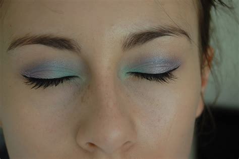 For those who are in a rush or just reluctant to bother with a lot of makeup, we have a simple goth makeup idea. Rachel's Corner: Simple Pastel Makeup Look