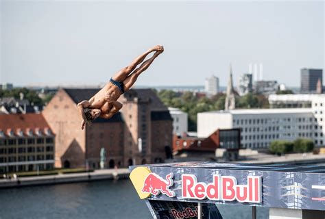 Some of the world's best cliff divers will put on an exhibition from the oslo opera house in the heart of the capital city. Popovici si Preda vor participa si in 2020 la Red Bull ...