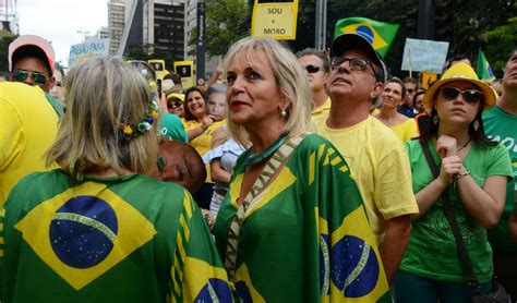 Motoristas foram impedidos de cruzar a via. Maioria dos manifestantes na Paulista era contra a reforma ...