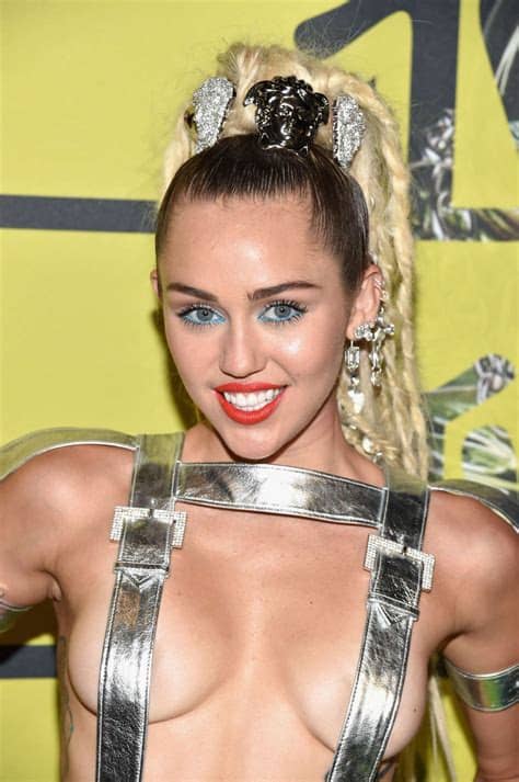 My new record #plastichearts is miley ray cyrus ретвитнул(а) bonnie tyler. Miley Cyrus At 2015 MTV Video Music Awards - Celebzz