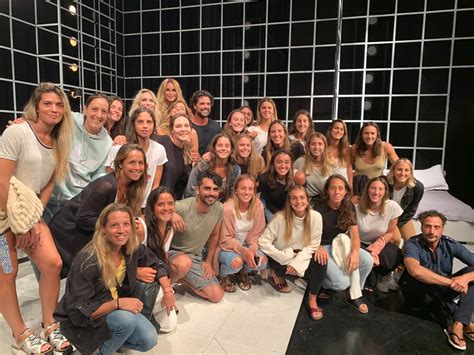 Lo que se lee ahora. Las Leonas fueron a ver "Desnudos" que siguen liderando la ...