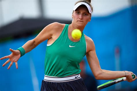 Markéta vondroušová své úvodní vystoupení na turnaji wta v palermu nezvládla a loučí se hned v ve druhém setu prohrávala vondroušová 0:4, přesto se sérii pěti her v řadě dostala do vedení 5:4 a. Živě: Vondroušová vs. Halepová 6:2, 3:6, 6:2. Češka v ...