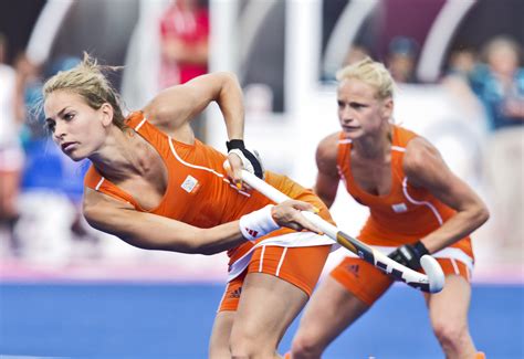 Voordat ze ook maar 1 minuut in de hoofdklasse speelde, maakte ze haar debuut en eerste doelpunt al voor het nederlands team. Eva de Goede - Hockey.nl