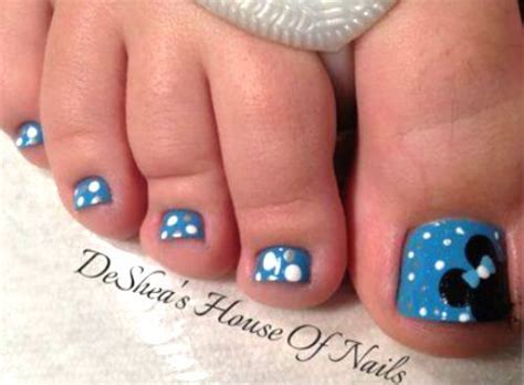 Uñas rojas brillantes con detalles de flores blancas que hacen que tus uñas se vean fantásticas. Uñas de pies decoradas con Minnie y Micky Mouse | Uñas, Uñas pies