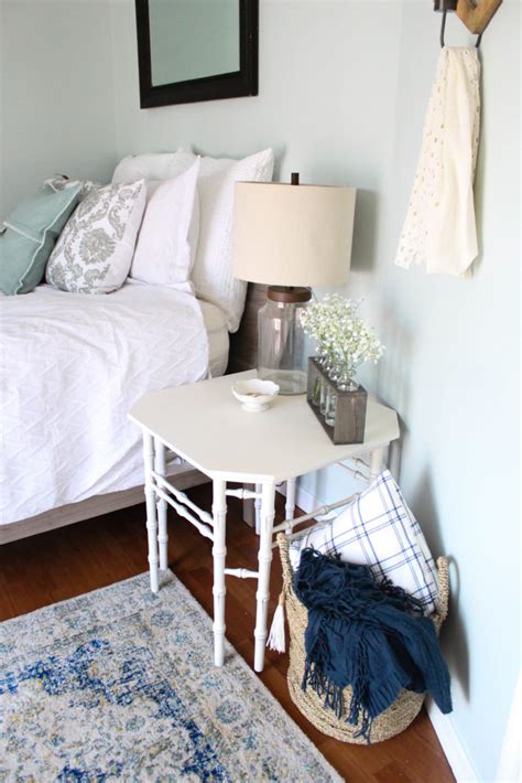 Choosing to layer bedding gives your guests the freedom to create their own comfort, whether they're likely to kick off the covers or pile on the throws. How to Organize and Create a Relaxing Guest Bedroom ...