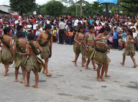 El caso que se muestra es la mordedura de una culebra, una herida que te puede en la provincia de pastaza, en la amazonía ecuatoriana, se prepara la cerveza de la yuca y para ello hay una fiesta. Información - Festival Folclórico de la Chonta - Archidona