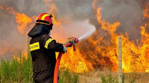 Μήνυμα του 112 σε κατοίκους στο χωριό ρυτό να εκκενώσουν άμεσα μάχη με τις φλόγες δίνουν οι πυροσβεστικές δυνάμεις. ΦΩΤΙΑ τώρα στον ορεινό όγκο στο Ωραιόκαστρο - oraiokastro ...