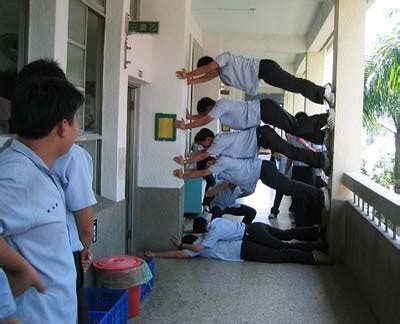 Masyarakat juga boleh memainkan peranan dalam mengatasi masalah disiplin pelajar. Wacanaku: Sekolah Dulu... Sekolah Sekarang...