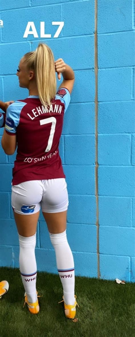 Erkeklerin futbolunun seviyesine maddi olarak çıkmasa da oradaki rekabet de küçümsenmeyecek seviyede. West Ham Player Alisha Lehmann - Famous Nipple