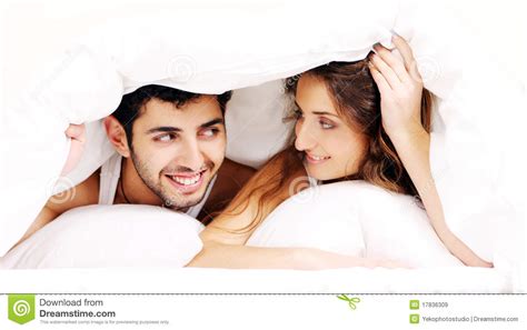 Denn ich bin nicht ganz die. Junge Paare im Bett stockbild. Bild von glücklich, saft ...