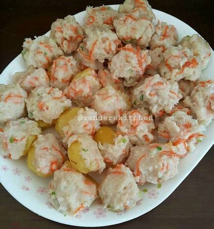 Jangan lupa buang bagian daging yang merah kecokelatan agar siomay putih lembut. Resep Dimsum Ikan Tengirii / Resep Dimsum Ayam Udang Tips ...