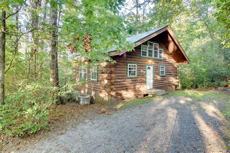 The log cabin has 12 dining rooms, and each one is different in terms of size, styling, and artwork. Romantic Getaway in Sautee Nacoochee, Georgia