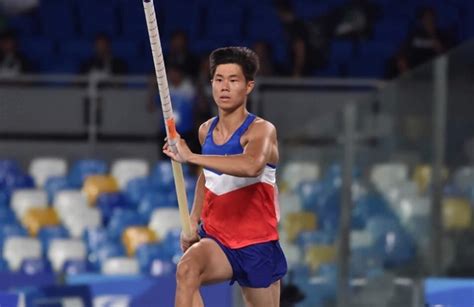 Minutes after qualifying for the finals of the men's pole vault competitio­n in the tokyo olympics, ej admitted something was wrong. Pinoy father-son hunt for gold in sports ends in victory ...