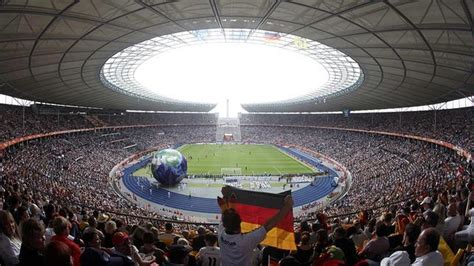 7 die premiere vor 78.750 zuschauern im renovierten stadion gewannen die gäste mit 0:1 durch ein kopfballtor von sergio agüero in der 86. El estadio Olímpico de Berlín, repleto antes de la ...