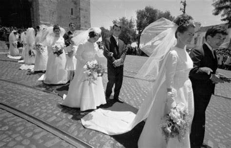 Modello a girocollo, maniche lunghe taglio dritto e liscio. Scegliere abiti da sposa anni 60 per uno stile elegante ...