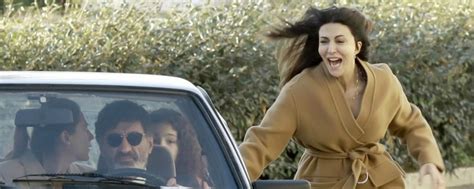 La fiction infatti segue le vicende giudiziarie di una famiglia privata dell'amatissima figlia di sette anni a causa delle accuse di abusi sessuali rivolte al padre. L'amore strappato, Sabrina Ferilli nella nuova fiction di ...